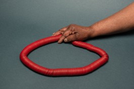 Collier de disques rouges en plastique Vers 1960 